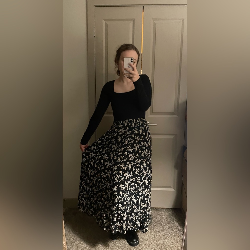 ✨4/$10 4 items for $10✨ Eddie Bauer Black Floral Skirt